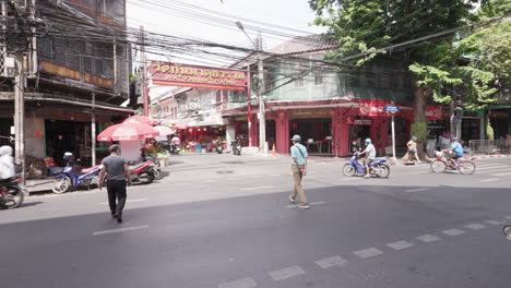 Innenstadt-Von-Chinatown-Tuk-Tuk-Und-Reger-Verkehr-In-Bangkok,-Thailand