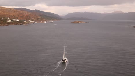 Barco-De-Vela-Flotando-Por-Un-Río-Pintoresco-En-La-Isla-De-Skye-En-Las-Tierras-Altas-De-Escocia