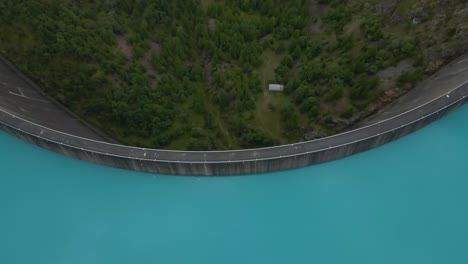 Drohnenschuss,-Der-Rückwärts-Fliegt,-Während-Er-über-Den-Staudamm-Place-Moulin-In-Der-Provinz-Aosta-In-Italien-Schwenkt