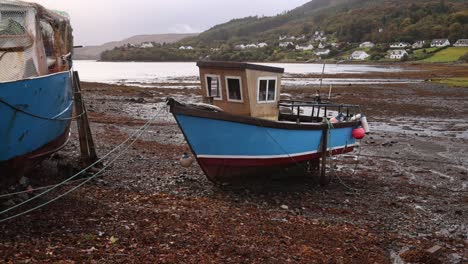 Fischerboote-Am-Felsigen-Schwarzen-Sandstrand-Von-Portree-Auf-Der-Isle-Of-Skye,-Hochland-Von-Schottland
