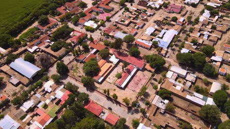 Drone-shot-flying-over-the-town-of-Molinos-in-Salta,-Argentina
