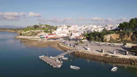 Establecedor-De-Drones-Hermosa-Ciudad-Costera-De-Alvor-En-Portugal-En-Un-Día-Soleado-De-Verano