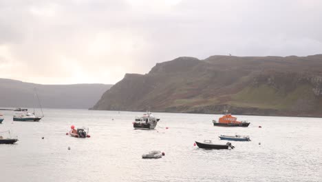 Fischerboote-Und-Schiffe-Schwimmen-Im-Hafen-Von-Portree-Auf-Der-Isle-Of-Skye,-Hochland-Von-Schottland