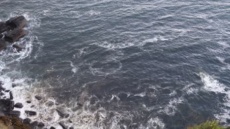 Wellen-Schlagen-Gegen-Die-Schwarzen-Klippen-An-Der-Küste-Der-Isle-Of-Skye-Im-Schottischen-Hochland