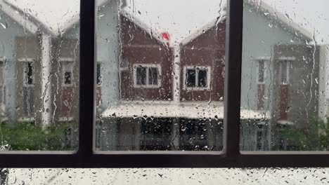 Regenwasser-Trifft-Bei-Gewitter-Auf-Die-Fenster-Der-Wohnung