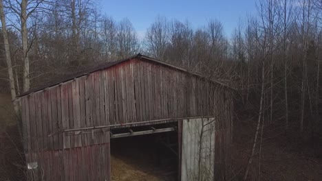 Drone-shot-of-Barn-in-Kentucky