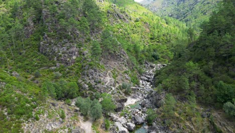 Luftbesichtigung-Der-Flüsse-Und-Brücken-Fafião,-Montalegre-Und-Gerês-Im-Nationalpark-Nordportugal-An-Einem-Sonnigen-Tag