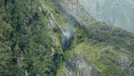 Ein-Faszinierender-Wasserfall,-Der-Anmutig-Fließt,-Scheinbar-Im-Unbekannten-Verschwindet-Und-Ein-Faszinierendes-Und-Fesselndes-Naturschauspiel-Schafft
