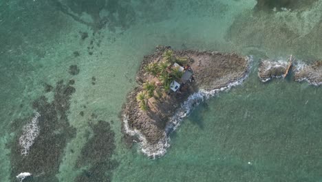 Luftaufnahme-über-Einer-Kleinen-Felsigen-Insel-In-Der-Karibik