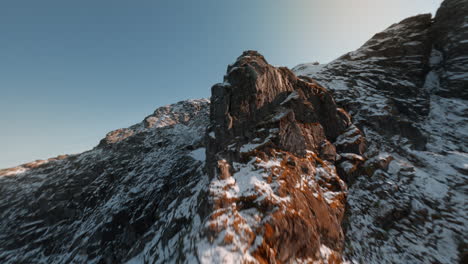 Nahflug-über-Schneebedeckten-Berggipfeln,-Um-Den-Goldenen-Sonnenuntergang-Zu-Offenbaren,-Lofoten-Inseln-In-Norwegen,-Beeindruckender-Tiefflug