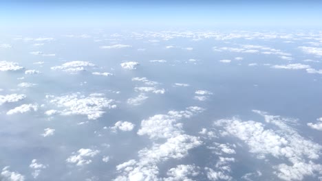 Indischer-Himmel-Mit-Wolken,-Die-Durch-Ein-Fensterflugzeug-Gesehen-Werden