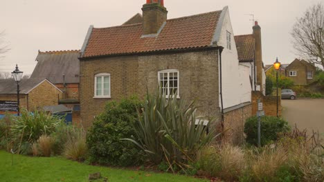 Ein-Typisches-Haus-Mit-Einem-Wunderschönen-Garten-Im-Londoner-Stadtteil-Twickenham