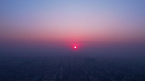 Smogiger-Sonnenuntergang-über-Der-Skyline-Der-Stadt-–-Umweltherausforderungen-In-Pakistan