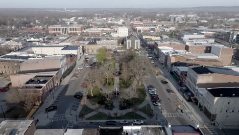 Bowling-Green,-Kentucky-downtown-skyline-with-drone-video-moving-in-showing-plaza