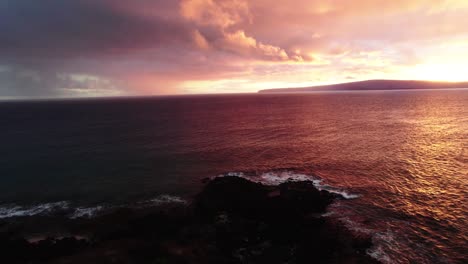 Wunderschöner-Farbenfroher-Sonnenuntergang-Vom-Strand-Von-Maui,-Hawaii