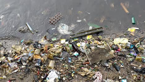 An-Der-Küste-Von-Sorong-In-Der-Provinz-West-Papua,-Indonesien,-Wurden-Meeresplastik,-Müll-Und-Andere-Müllverschmutzungen-Angeschwemmt