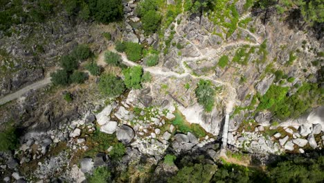 Paisaje-De-Río-Y-Cascada-Del-Parque-Nacional-De-Geres-En-Fafião,-Capturado-En-Un-Día-Soleado-Con-árboles-Verdes---Vista-De-Arriba-Hacia-Abajo