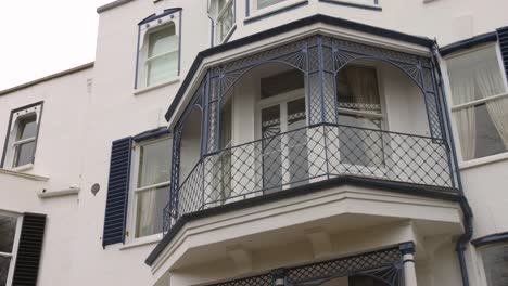 Low-Angle-Aufnahme-Eines-Wunderschönen-Balkons-Entlang-Der-Twickenham-Architektur-In-Den-Londoner-Vororten,-Großbritannien,-Am-Abend