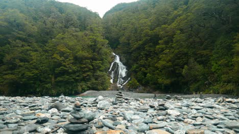 Ein-Malerischer-Wasserfall,-Eingerahmt-Von-Einzigartigen-Felsformationen,-Der-Eine-Harmonische-Mischung-Aus-Natürlicher-Schönheit-Und-Ruhigen-Landschaften-Schafft