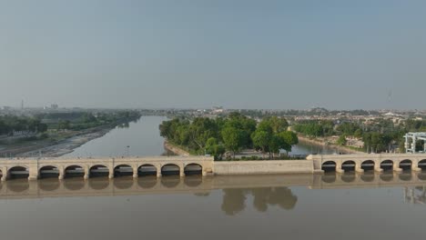 Presa-De-Sukkur-Sobre-El-Río-Indo,-Sindh,-Pakistán---Antena