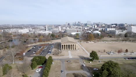 Parthenon-building-in-Nashville,-Tennessee-with-drone-video-moving-in-a-circle