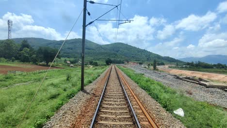 Malerische-Zugstrecke-In-Indien-Durch-Das-Gebirgstal