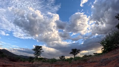 Este-Breve-Timelapse-Captura-La-Evolución-Dinámica-Y-La-Elegante-Danza-De-Las-Nubes-A-Través-Del-Impresionante-Paisaje-Africano-Del-Sur-Del-Kalahari.