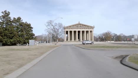 Parthenon-building-in-Nashville,-Tennessee-with-drone-video-moving-low-sideways