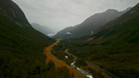 Drohne-Fliegt-Durch-Ein-Tal-Mit-Blick-Auf-Die-Norwegische-Landschaft-Und-Einen-Kleinen-Bach