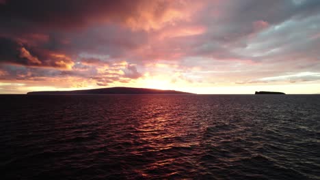 Fantastische-Luftaufnahme-Vom-Strand-In-Wailea-Mit-Dem-Molokini-Krater-Und-Der-Heiligen-Insel-Kaho&#39;olawe-In-Der-Ferne-Während-Des-Atemberaubenden-Roten-Sonnenuntergangs-In-Maui,-Hawaii