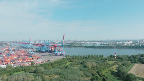 Approaching-the-port-of-Hamburg
