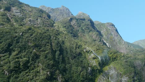 Una-Fascinante-Cascada-Que-Parece-Caer-En-Ninguna-Parte,-Abrazada-Por-Imponentes-Montañas,-Creando-Una-Escena-Surrealista-Y-Cautivadora.