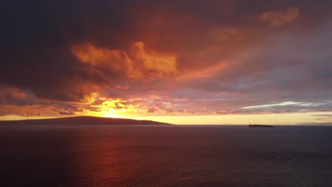 Beautiful-colourful-Sunset-from-Makena-beach,-Maui,-Hawaii
