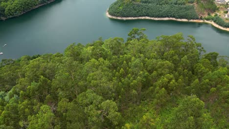 Luftaufnahme-Der-Brücke-Des-Caldo-Flusses-über-Caniçada,-Gerês,-Nordportugal-Mit-Seespiegelungen-An-Einem-Sonnigen-Tag