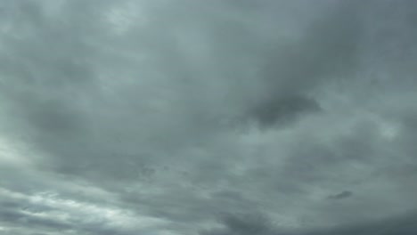 Zeitraffer-Eines-Bewölkten-Himmels-Mit-Stürmischen-Wolken