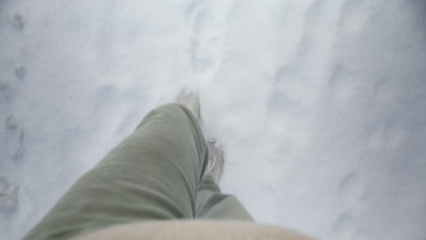 POV-Gehen-Durch-Einen-Schneebedeckten-Pfad-Mit-Fußabdrücken