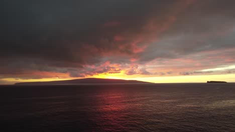 Wunderschöner-Farbenfroher-Sonnenuntergang-Vom-Strand-Von-Maui,-Hawaii