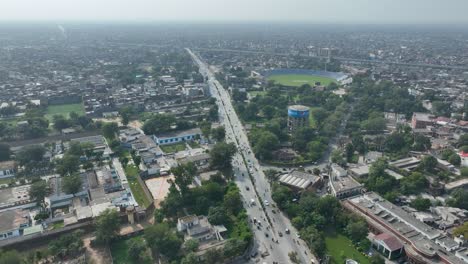 Aerial-forward-shot-of-Gujranwala-city-with-buildings,-industries,-cricket-stadium-and-lot-of-greenery-in-Punjab,-Pakistan