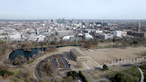 Parthenon-building-in-Nashville,-Tennessee-with-drone-video-moving-in-a-circle-up-high