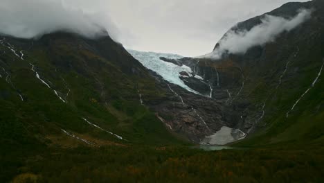 Drohne-Fliegt-Zu-Einem-Gletscher-Hoch-Oben-In-Den-Norwegischen-Bergen