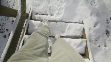 Draufsicht-Auf-Füße,-Die-Schneebedeckte-Holzstufen-Hinuntergehen