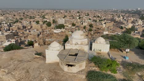 Aerial-view-of-historic-mosque-in-Sukkur,-Sindh-Pakistan