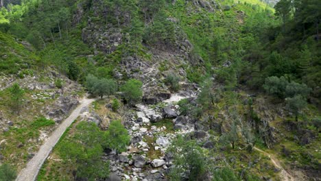 Luftbesichtigung-Der-Flüsse-Und-Brücken-Fafião,-Montalegre-Und-Gerês-Im-Nationalpark-Nordportugal-An-Einem-Sonnigen-Tag