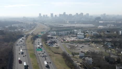 Nashville,-Tennessee-Skyline-Weitwinkelaufnahme-Mit-Stabilem-Autobahnverkehr