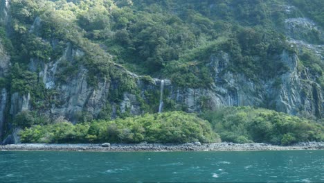 Spektakulärer-Wasserfall,-Der-Sich-Anmutig-In-üppige-Büsche-In-Der-Bezaubernden-Landschaft-Des-Milford-Sound-Ergießt