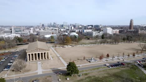Parthenon-building-in-Nashville,-Tennessee-with-drone-video-moving-sideways
