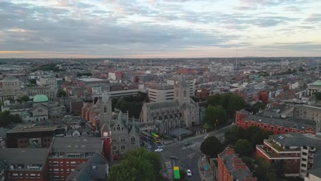 4K-Luftdrohnenaufnahme-An-Der-Christ-Church-Cathedral-In-Dublin,-Irland