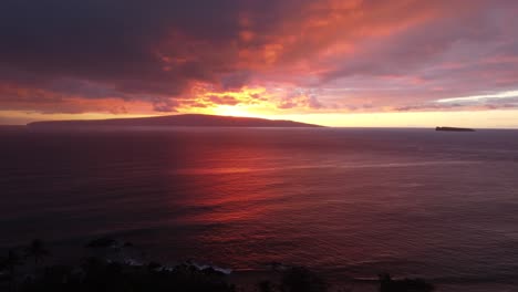 Atemberaubende-Luftaufnahme-Des-Molokini-Kraters-Und-Der-Heiligen-Insel-Kaho&#39;olawe-In-Der-Ferne-Während-Des-Atemberaubenden-Roten-Sonnenuntergangs-In-Maui,-Hawaii
