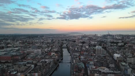 Flug-über-Die-Hauptstadt-Irlands,-Filmische-4K-Drohnenaufnahmen