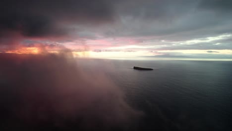 Erstaunliche-Langsame-Luftaufnahme-Durch-Wolken-über-Dem-Pazifischen-Ozean-Mit-Molokini-Krater-Und-Der-Heiligen-Insel-Kaho&#39;olawe-In-Der-Ferne-Während-Eines-Atemberaubenden-Sonnenuntergangs-Auf-Maui,-Hawaii